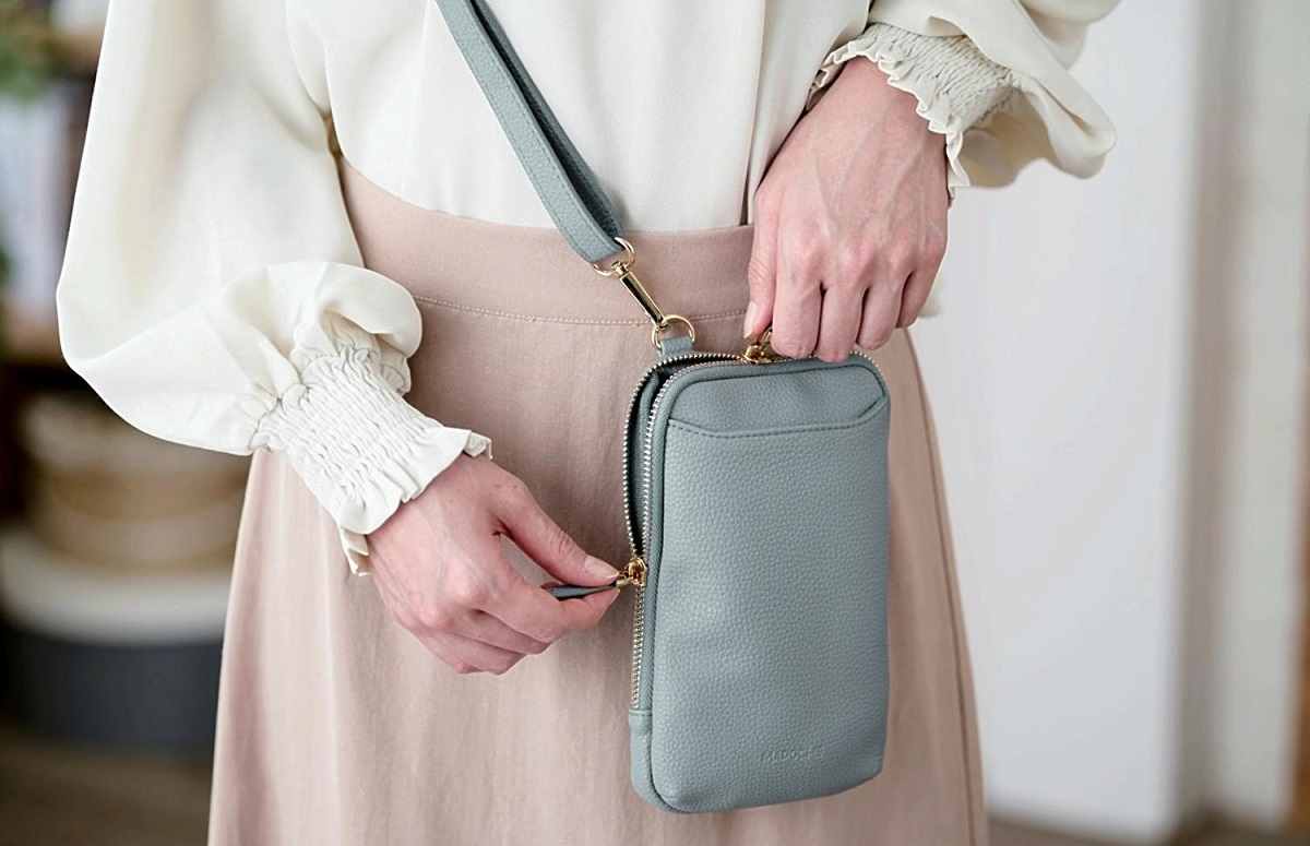 smartphone crossbody bag