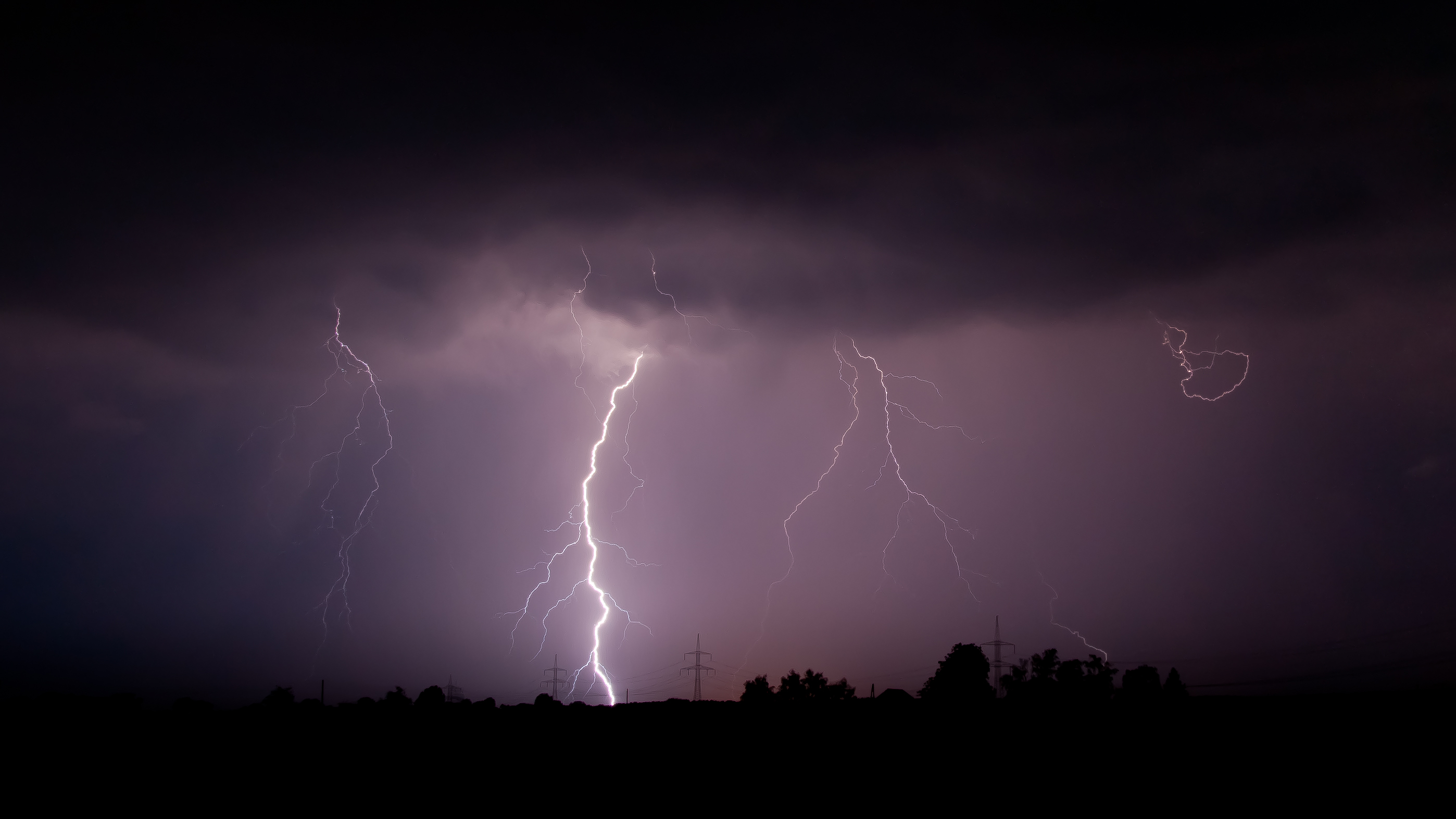 storm meaning in marathi