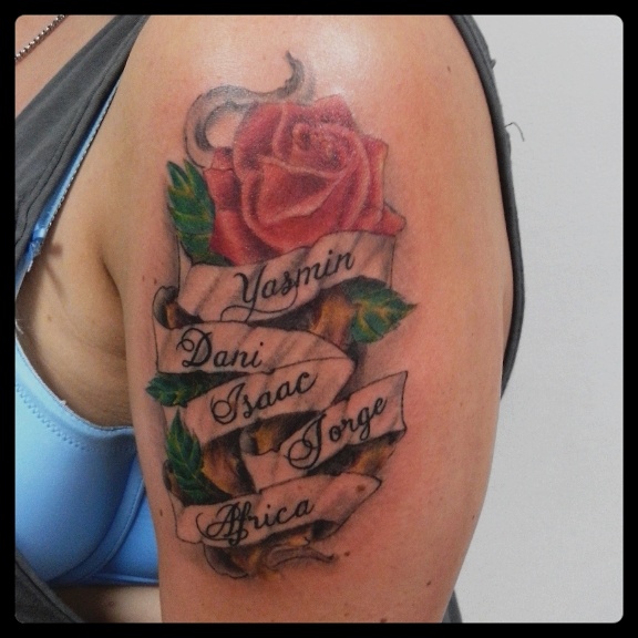 tattoo pergamino con nombres