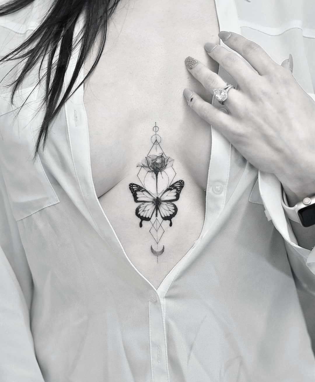 tatuaje mariposa pecho mujer