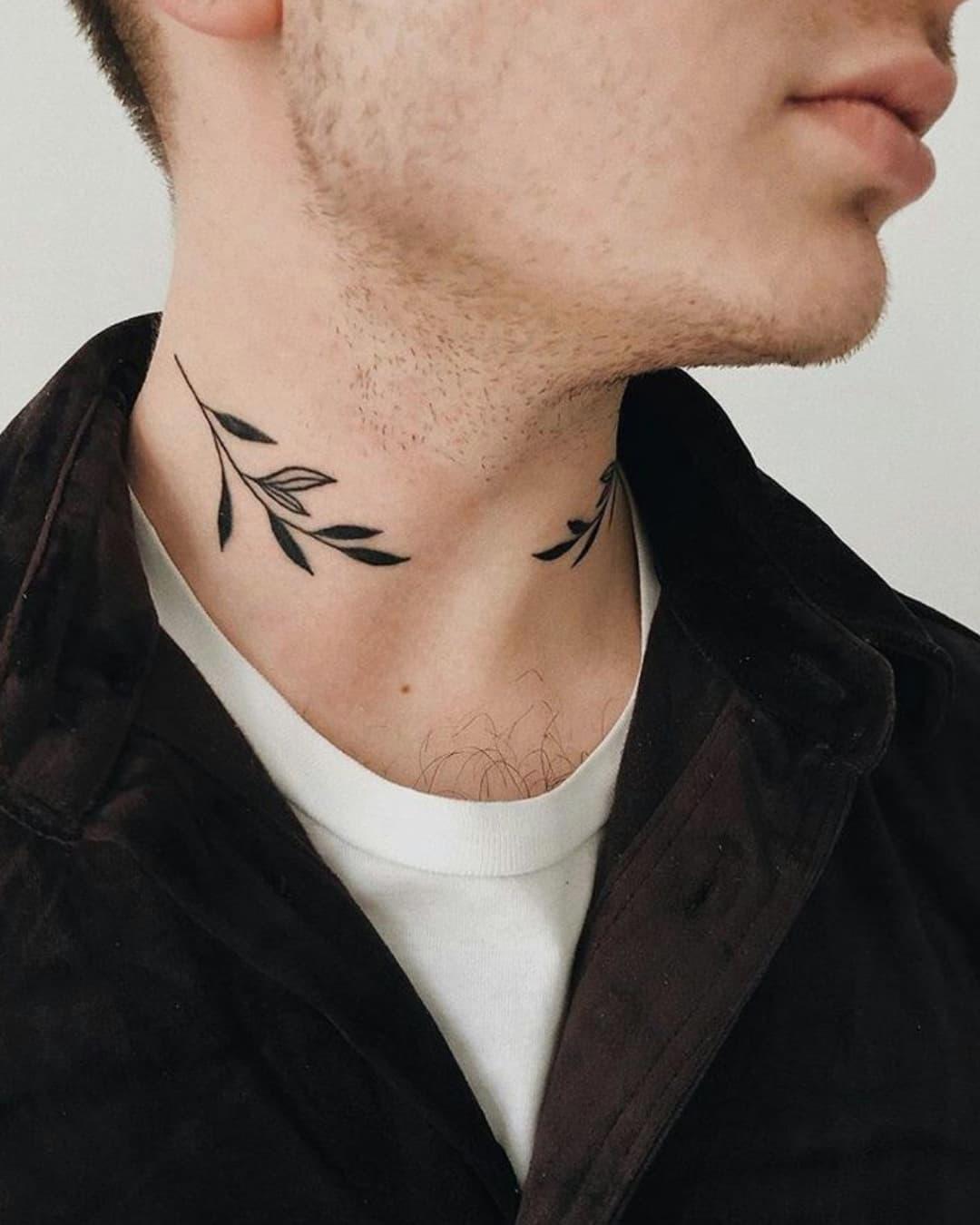 tatuajes chicos en el cuello