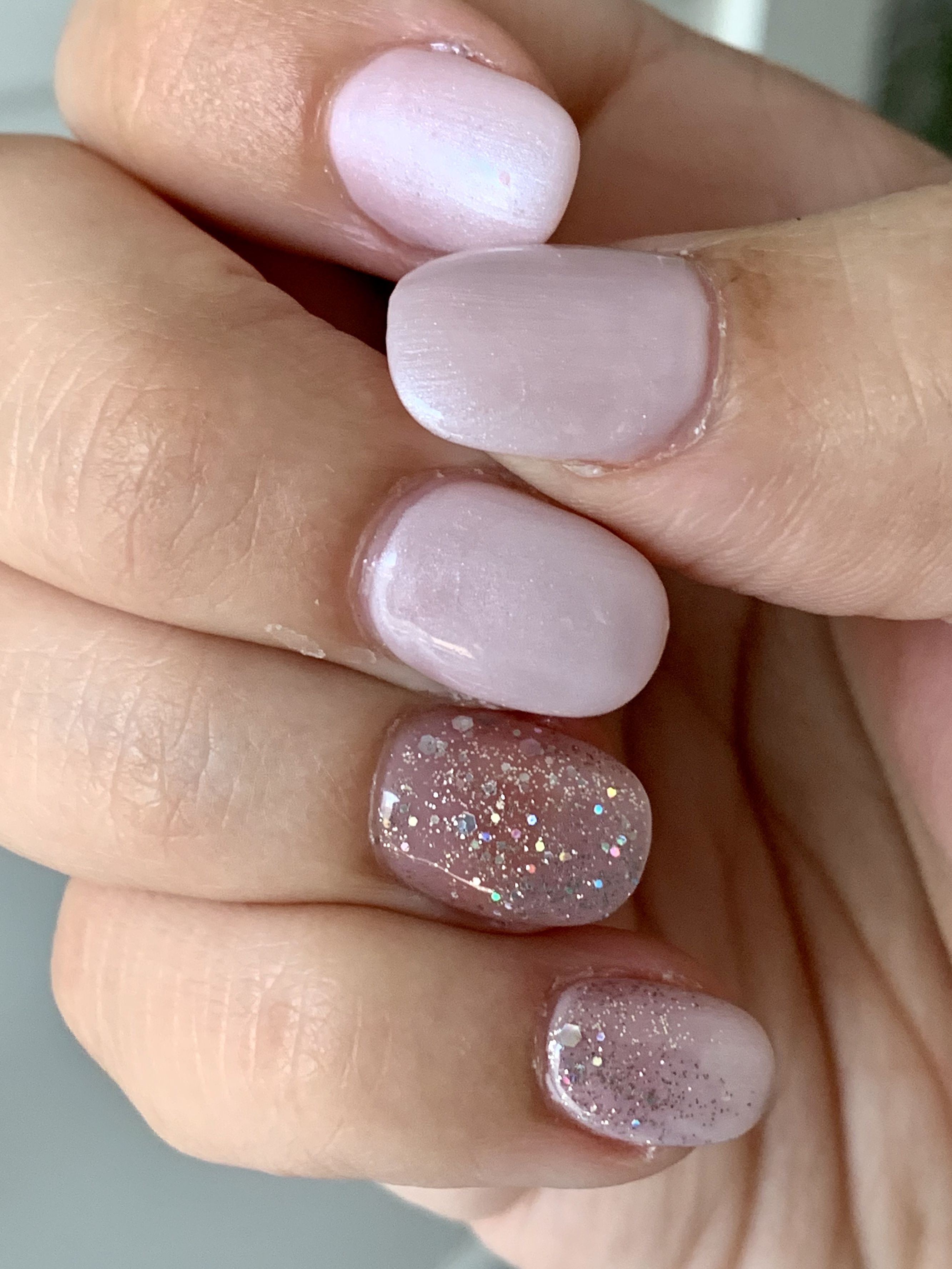 uñas con purpurina rosa