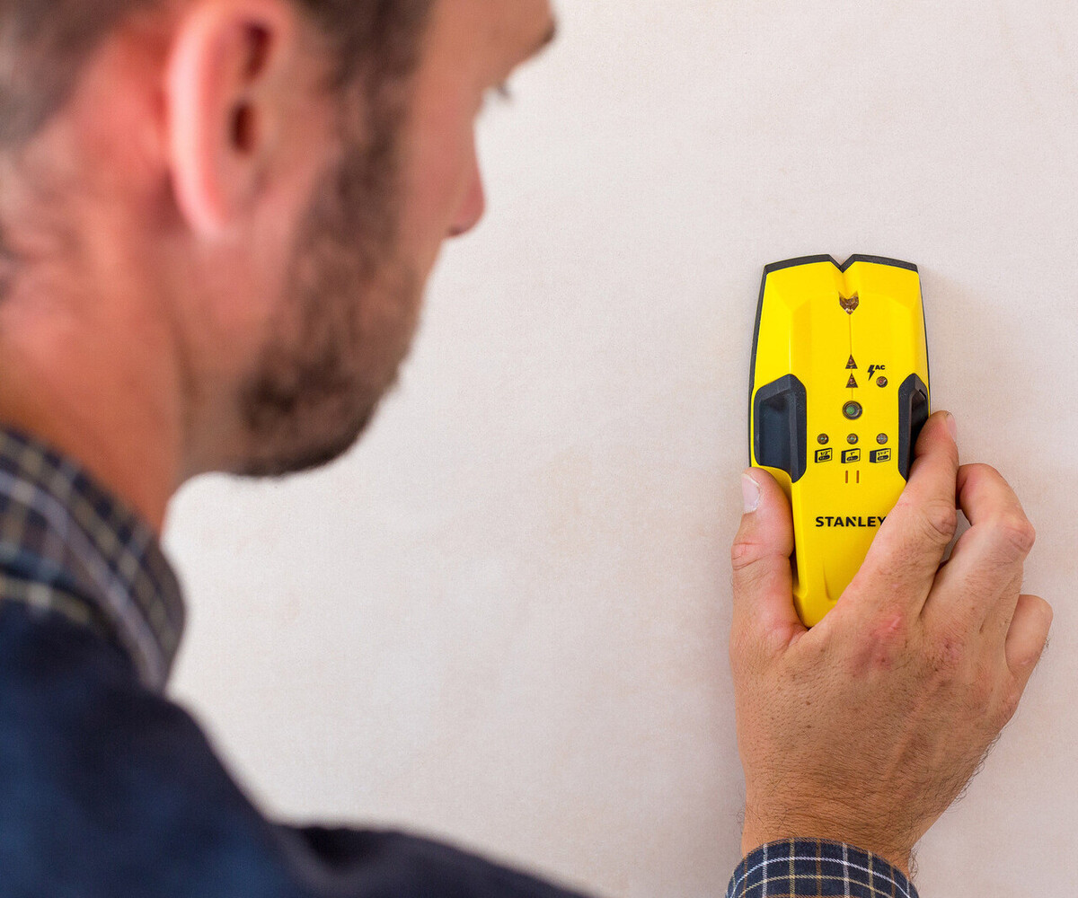 using stanley stud finder