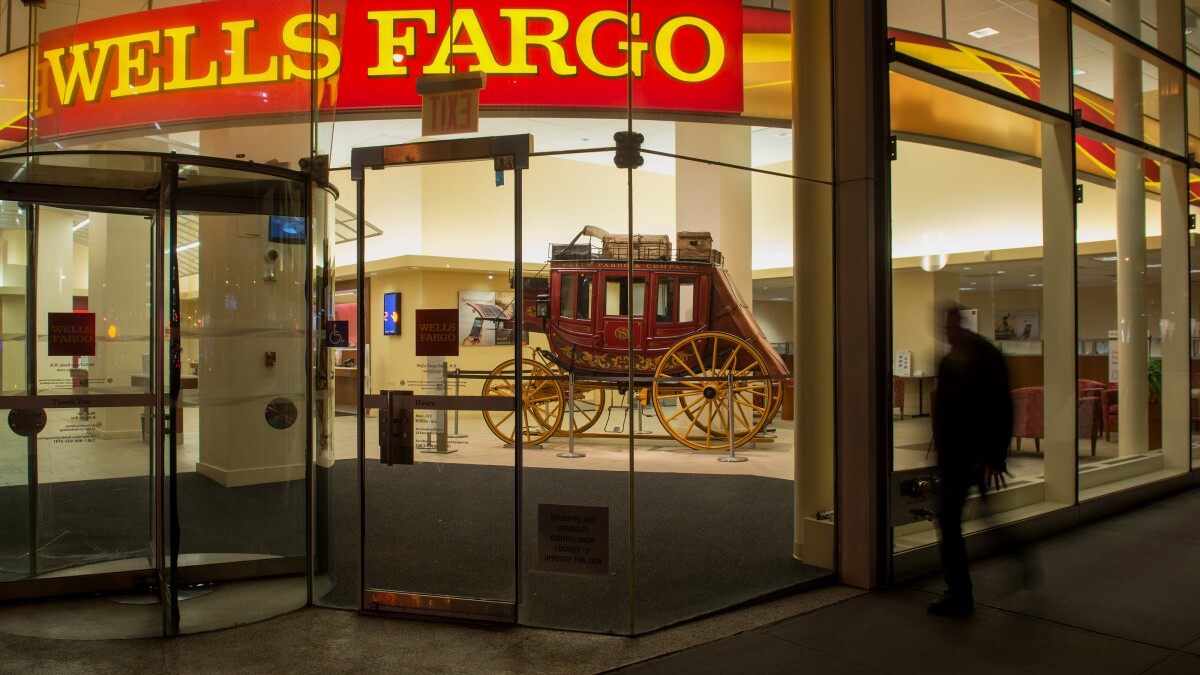 wells fargo bank astoria oregon